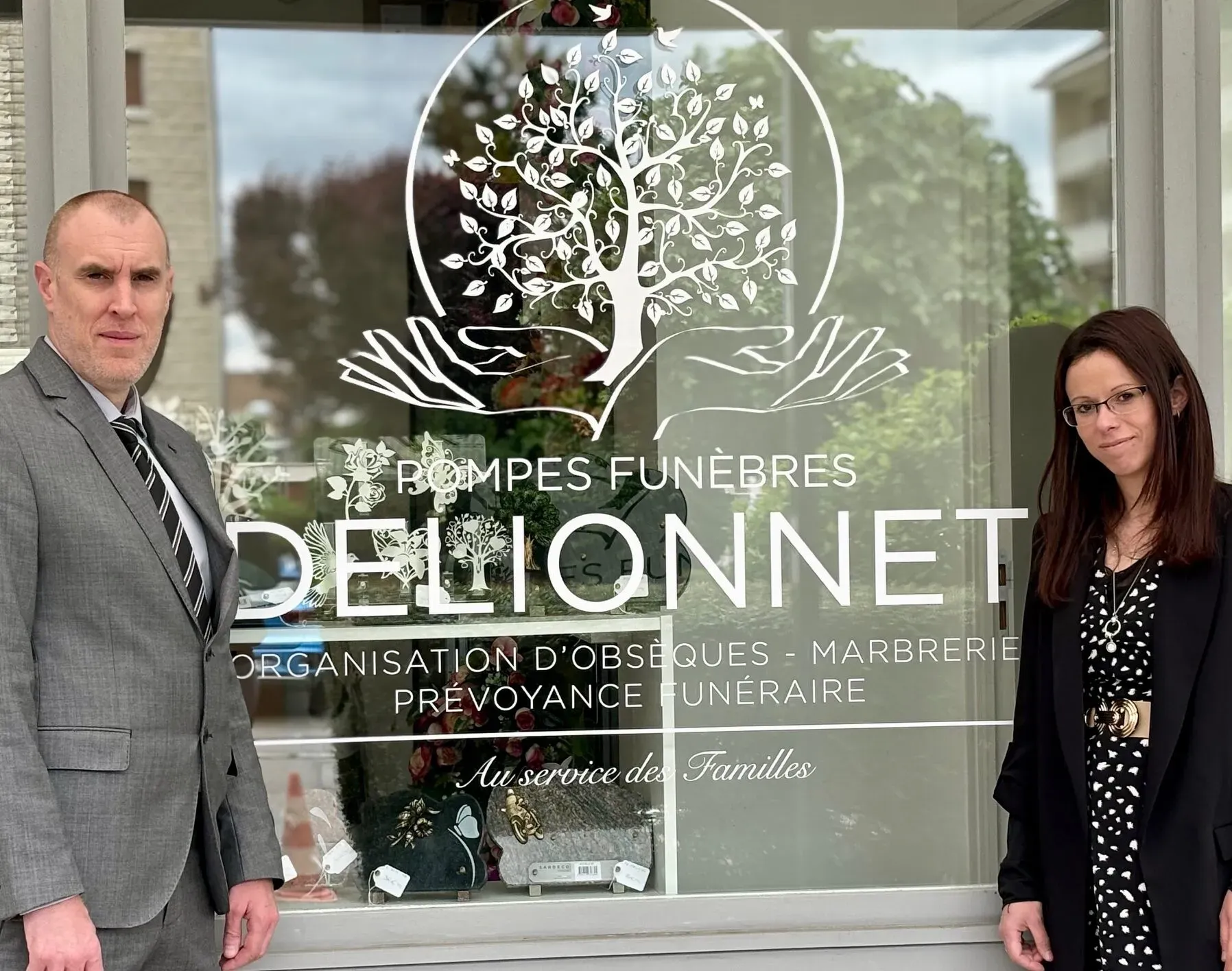 Conseillers des pompes funèbres Delionnet posant devant la vitrine de l'agence.